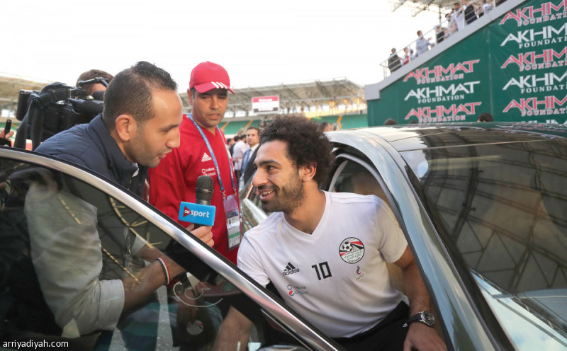 صورتان التقطتا أمس للمنتخب المصري قبل بدء الحصة التدريبية في مدينة جروزني، استعداداً لمونديال روسيا، ويظهر في الأولى محمد صلاح يتحدث إلى وسائل الإعلام، وفي الثانية قادروف رئيس الشيشان يحيي الجماهير خلال حضوره التدريبات (الفرنسية)