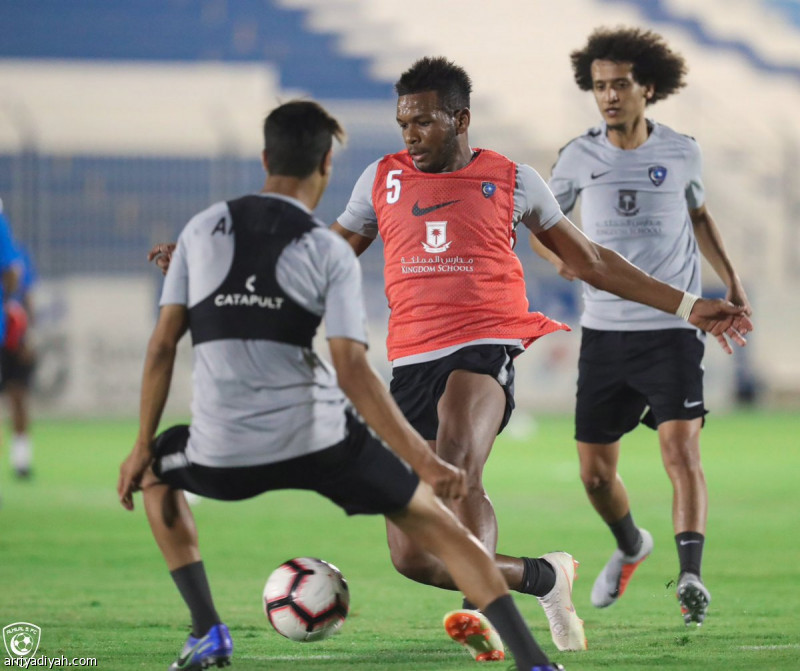 عموري يشعل تدريبات الأزرق ويرتدي الرقم 21