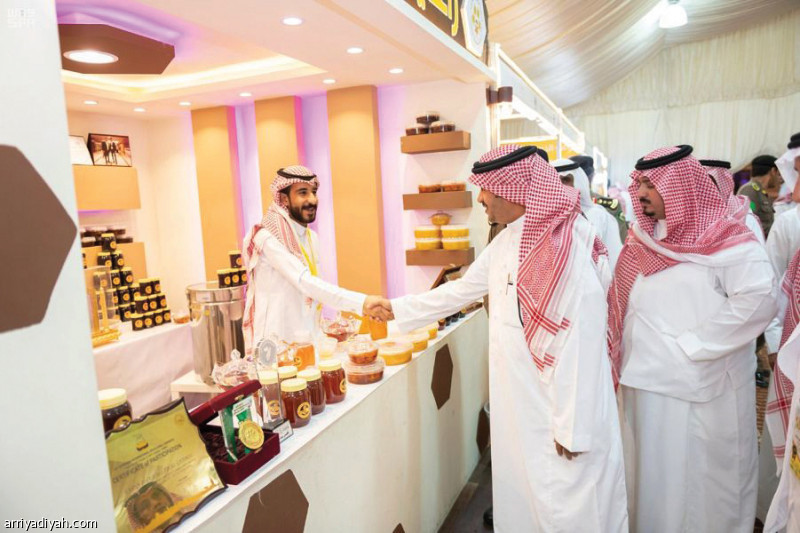 صورة التقطت أمس الأول لعقاب اللويحق وكيل إمارة الباحة خلال زيارته أحد أجنحة مهرجان العسل (واس)