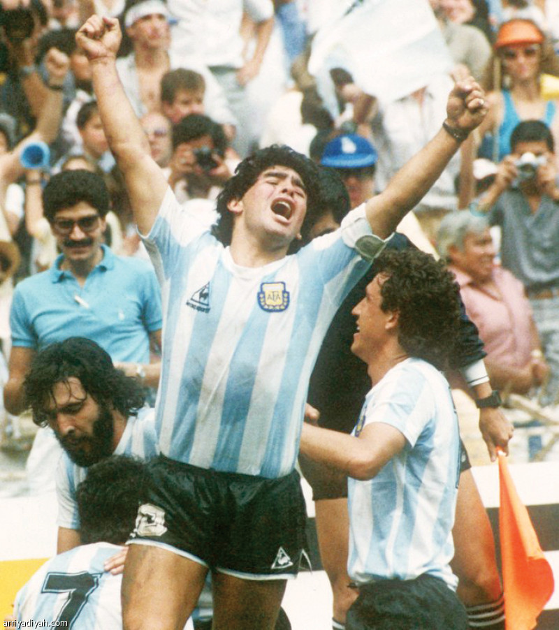 صورة أرشيفية التقطت لمارادونا يحتفل مع الأرجنتين بالفوز بكأس العالم 1986 في المكسيك (الألمانية)