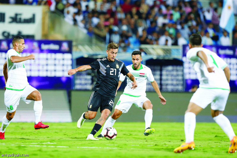 صورة التقطت أمس لباولو ديبالا لاعب المنتخب الأرجنتيني محاطًا بثلاثة لاعبين من المنتخب العراقي في أولى مباريات المنتخبين في الدورة الرباعية