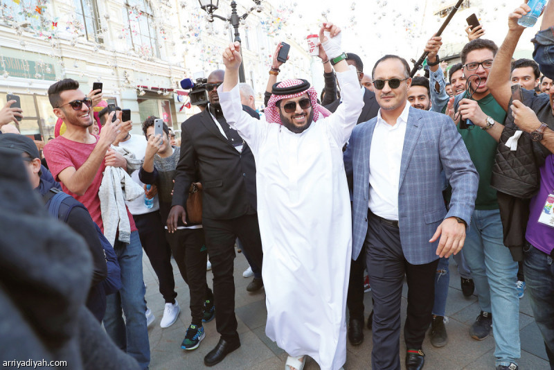 صورة التقطت أمس من زيارة تركي آل الشيخ رئيس الهيئة العامة للرياضة لساحة الكرملين المكتظة بالجماهير في موسكو تصوير: فهد المري