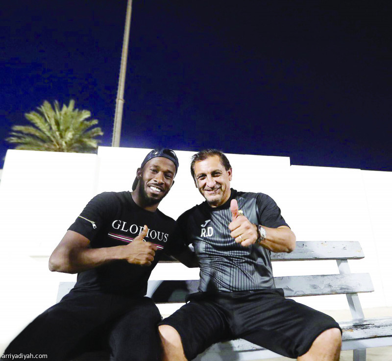 صورة التقطت أمس للأرجنتيني رامون دياز مدرب الاتحاد وفهد المولد لاعب الفريق قبل بدء الحصة التدريبية (المركز الإعلامي ـ الاتحاد)
