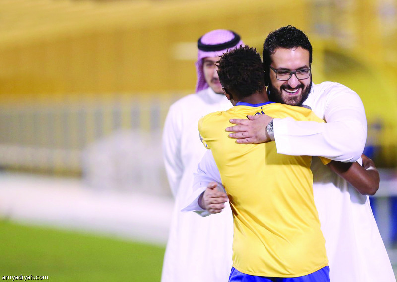 صورة التقطت أمس لسعود السويلم رئيس نادي النصر يعانق النيجيري أحمد موسى لاعب الفريق قبل بداية التدريبات استعداداً للقاء الأهلي بعد غد السبت في الرياض ضمن الجولة التاسعة لدوري كأس محمد بن سلمان للمحترفين (المركز الإعلامي ـ النصر)