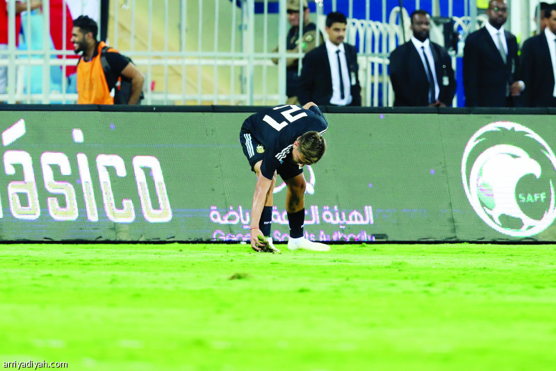 صور التقطت أمس للأرجنتيني ديبالا يحاول تغطية العشب الطبيعي