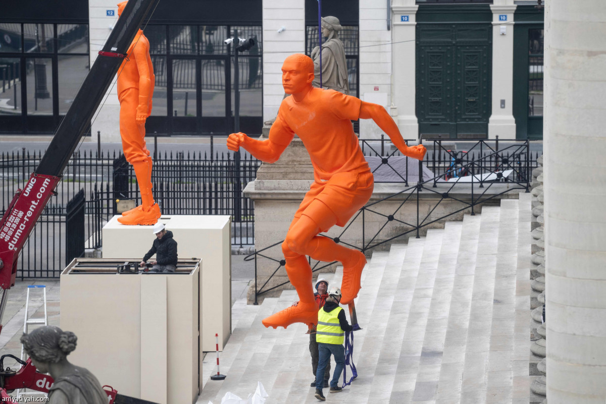 تمثال مبابي في باريس