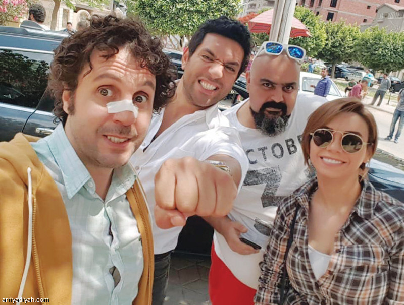 صورة التقطت لشيكو، الثاني يميناً وهشام ماجد، الأول يساراً، خلال تصوير الفيلم