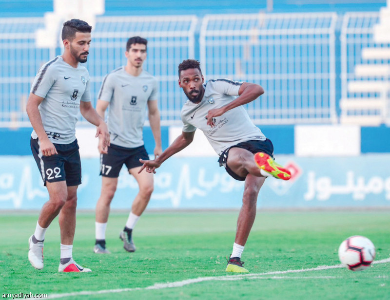 صورة التقطت أمس لمحمد جحفلي لاعب فريق الهلال يصوب الكرة خلال التدريبات ويبدو زميلاه محمد البقعاوي وعبدالله الحافظ ينتظران دورهما (المركز الإعلامي ـ الهلال)