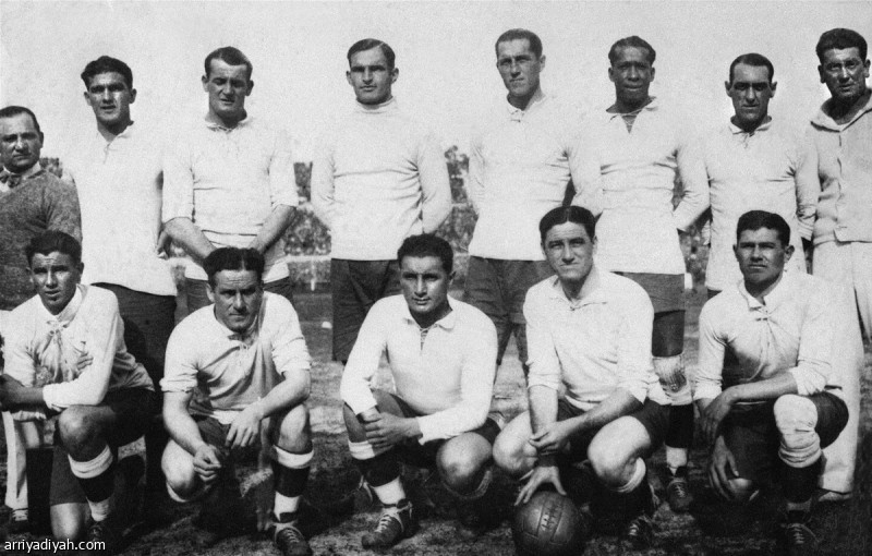 صورة إرشيفية للاعبي منتخب أوروجواي قبل المباراة النهائية لكأس العالم 1930 أمام الأرجنتين في عاصمة أوروجواي مونتيفيديو (الألمانية)