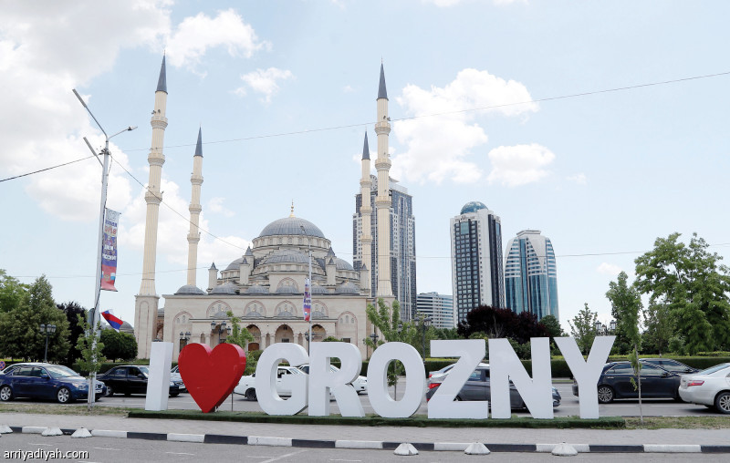 صور التقطت أمس، في الأولى امرأة شيشانية في مدينة جروزني تعمل على تنسيق الحدائق بالقرب من مقر إقامة المنتخب المصري المشارك في مونديال روسيا.. ويظهر مسجد أحمد قاديروف الذي يتوسط المدينة.. فيما يبدو الفندق الذي ستقيم فيه البعثة المصرية (الفرنسية)