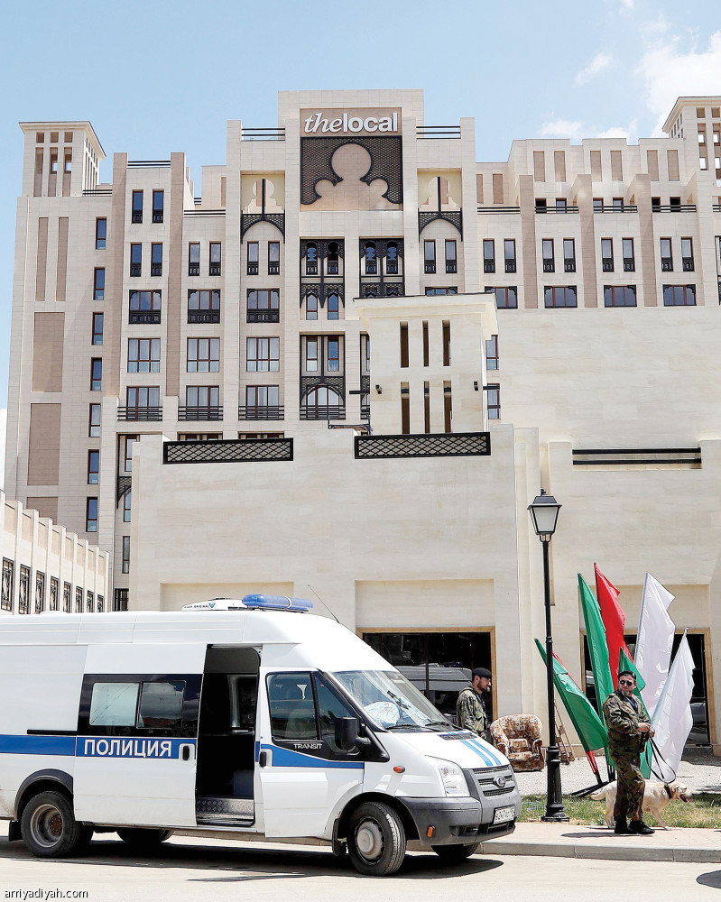 صور التقطت أمس، في الأولى امرأة شيشانية في مدينة جروزني تعمل على تنسيق الحدائق بالقرب من مقر إقامة المنتخب المصري المشارك في مونديال روسيا.. ويظهر مسجد أحمد قاديروف الذي يتوسط المدينة.. فيما يبدو الفندق الذي ستقيم فيه البعثة المصرية (الفرنسية)