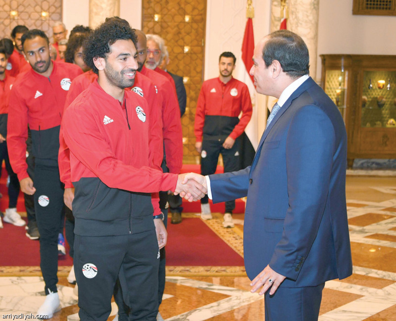 صورة التقطت أمس للسيسي رئيس مصر في حديث مع محمد صلاح نجم المنتخب المصري خلال استقباله بعثة المنتخب قبل مغادرتها إلى روسيا تصوير: عبدالله السويسي