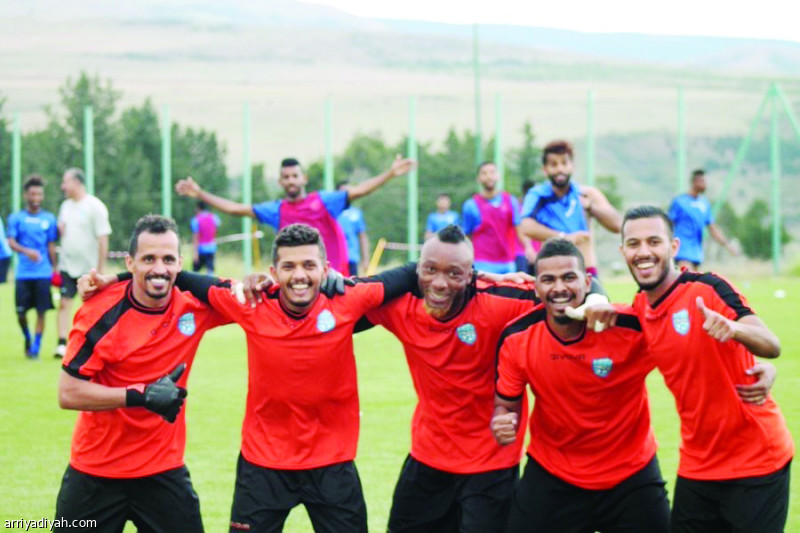 صورة التقطت أمس لحراس النهضة الخمسة فيصل المرقب وأبو ملحة والنيجيري زاوي هوزتالين وأحمد الشهري وعلي الحبيل قبل بداية الحصة التدريبية في جورجيا (المركز الإعلامي ـ النهضة)