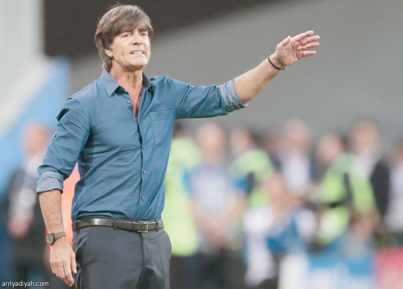 صورة التقطت للوف مدرب المنتخب الألماني يوجه لاعبيه في إحدى المباريات (الألمانية)