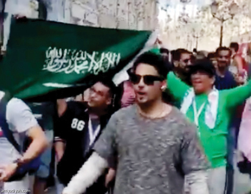 ضوئية من فيديو لتجمع الجماهير السعودية في أحد شوارع موسكو