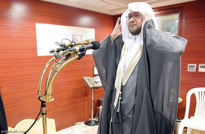 صورة التقطت لعلي أحمد مُلا يرفع الأذان في الحرم (واس)