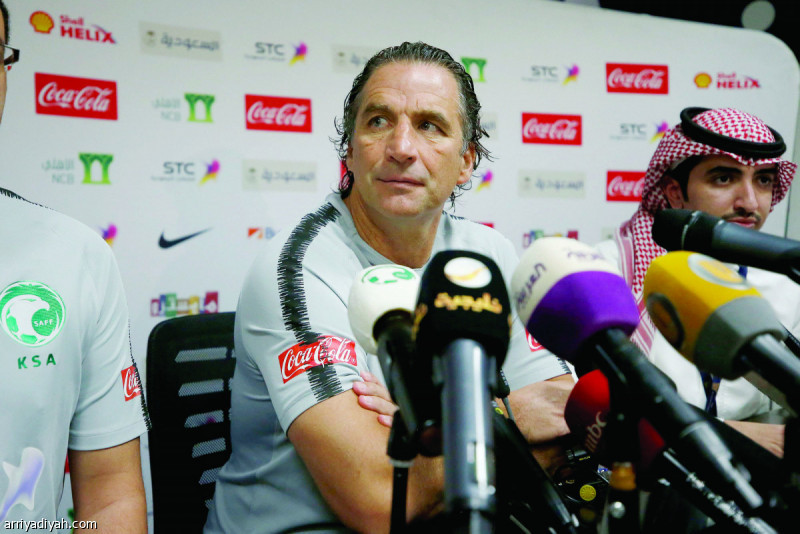 صورة التقطت أمس للأرجنتيني بيتزي مدرب المنتخب السعودي الأول لكرة القدم يتحدث في المؤتمر الصحفي الخاص بمواجهة البرازيل في بطولة “سوبر كلاسيكو” تصوير: بدر الحمد