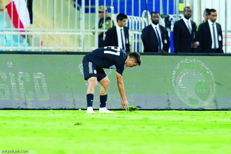 صور التقطت أمس للأرجنتيني ديبالا يحاول تغطية العشب الطبيعي بعد أن اقتلع من جذوره في المباراة التي جمعتهم أمام المنتخب العراقي في افتتاح الدورة الرباعية