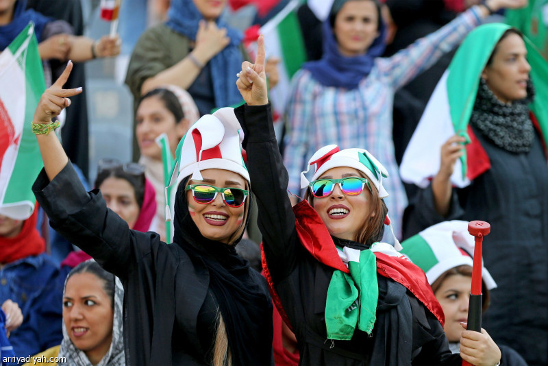 بعد تهديدات "فيفا".. الإيرانيات يحضرن في الملاعب