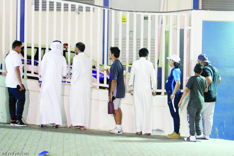 صورة التقطت أمس من تجمُّع بعض جماهير الهلال خلف أسوار النادي بعد منعهم بأمر من البرتغالي خيسوس مدرب الفريق من الدخول لمشاهدة التدريب الأول للإماراتي عموري الذي وقَّع مع الهلال عقدًا احترافيًّا أمس الأول تصوير: حميد الحازمي