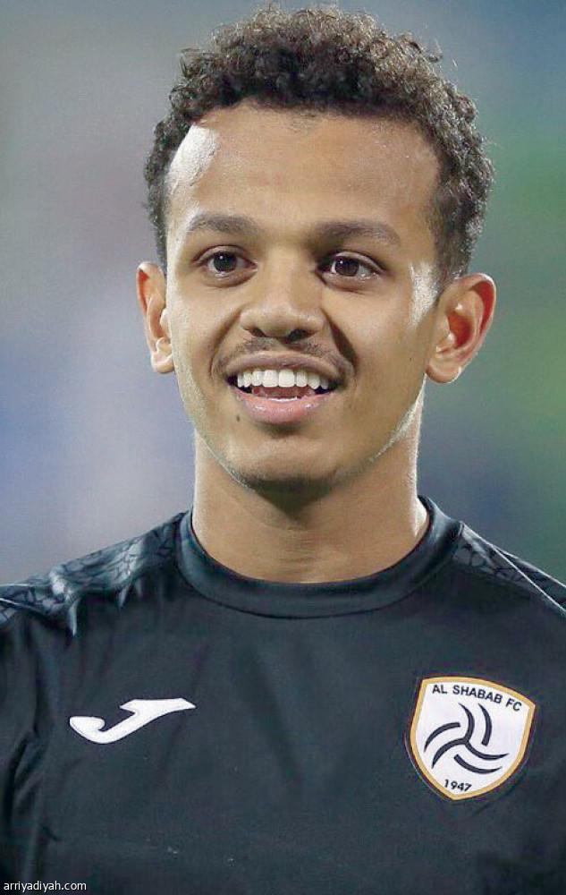 الشباب
يتمسك بالرباعي