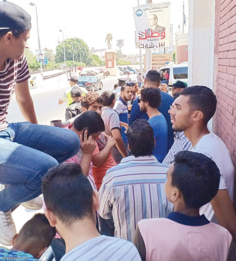 صورة التقطت أمس من وسط الازدحام الجماهيري أمام شباك بيع التذاكر الخاص بمباراة الاتحاد السكندري المصري والترجي التونسي في محيط ملعب الإسكندرية في مدينة الإسكندرية المصرية التي تشهد الليلة لقاء الفريقين ضمن دور الـ32 للبطولة العربية للأندية (المركز الإعلامي ـ الاتحاد السكندري)