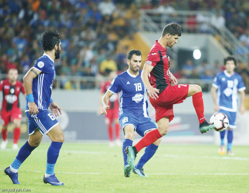 صورة التقطت لفوزي يايا لاعب اتحاد العاصمة يسيطر على الكرة وسط متابعة من زاهر ميداني لاعب القوة الجوية العراقي (المركز الإعلامي ـ القوة الجوية)