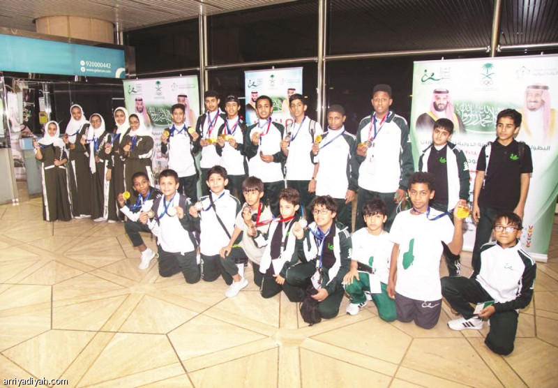 صورة التقطت أمس من استقبال لاعبي المنتخب السعودي للمبارزة في الرياض (المركز الإعلامي ـ اتحاد المبارزة)