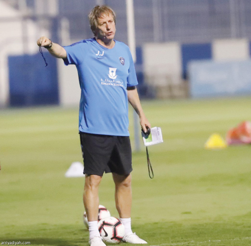 صورة التقطت أمس للبرتغالي خيسوس مدرب فريق الهلال يوجِّه اللاعبين خلال التدريبات(المركز الإعلامي ـ الهلال)
