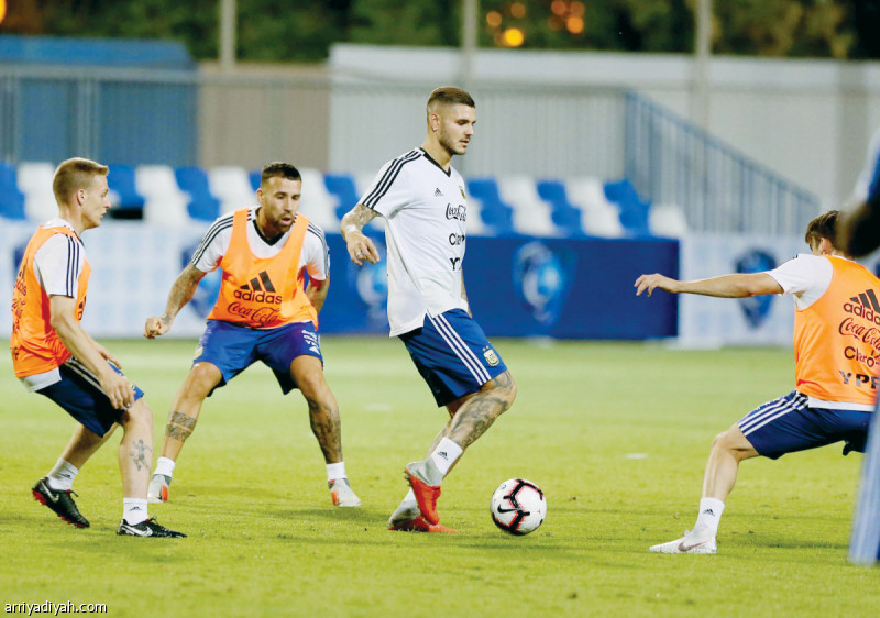 صور التقطت أمس من تدريبات المنتخب الأرجنتيني التي جرت على ملعب نادي الهلال استعدادًا للقاء العراق اليوم تصوير: علي الظاهري