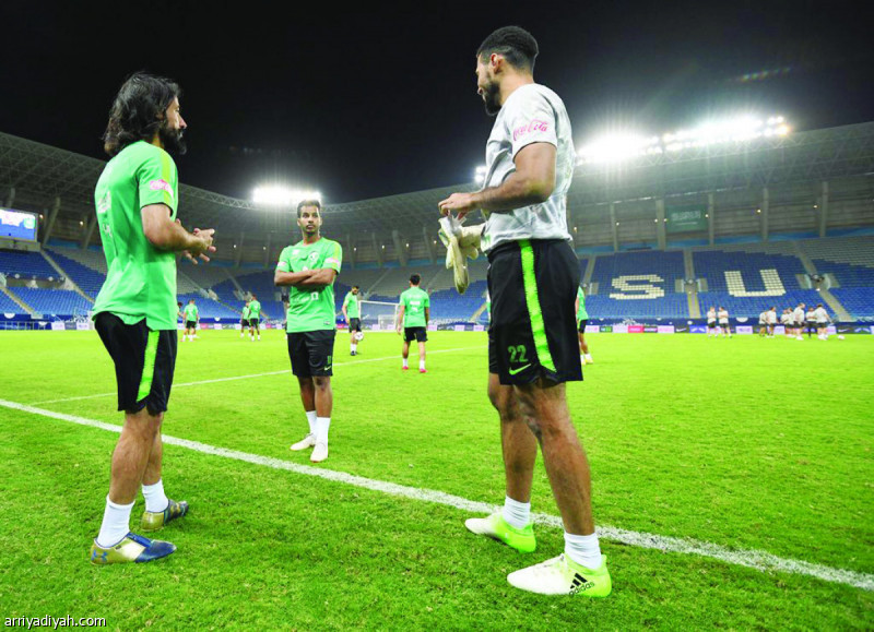 صورة التقطت أمس لحسين عبد الغني لاعب المنتخب السعودي الأول لكرة القدم في حديث مع زميليه مصطفى ملائكة وعبد الرحمن غريب قبل بداية التدريبات استعدادًا للقاء البرازيل (المركز الإعلامي ـ المنتخب السعودي)