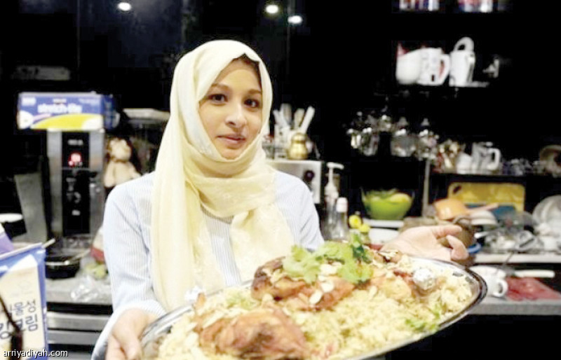 صورة التقطت لألاء مع الكبسة السعودية في مطعمها بكوريا (أرشيفية)