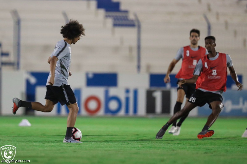 عموري يشعل تدريبات الأزرق ويرتدي الرقم 21