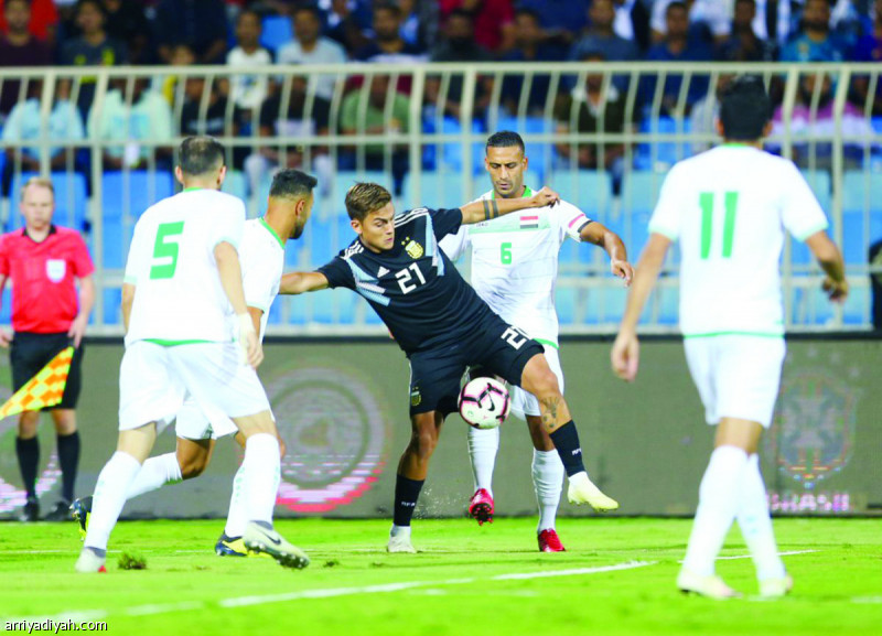 صورة التقطت أمس للأرجنتيني ديبالا محاصرًا بين لاعبي المنتخب العراقي تصوير: بدر الحمد