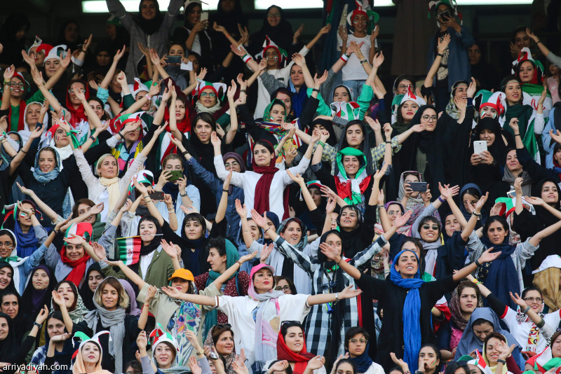 بعد تهديدات "فيفا".. الإيرانيات يحضرن في الملاعب