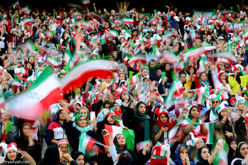 بعد تهديدات "فيفا".. الإيرانيات يحضرن في الملاعب