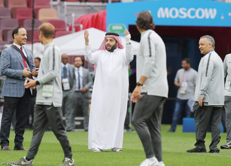 صورة التقطت أمس لتركي آل الشيخ رئيس الهيئة العامة للرياضة خلال حضوره التدريب الأخير للاعبي المنتخب السعودي الأول لكرة القدم قبل انطلاق المونديال