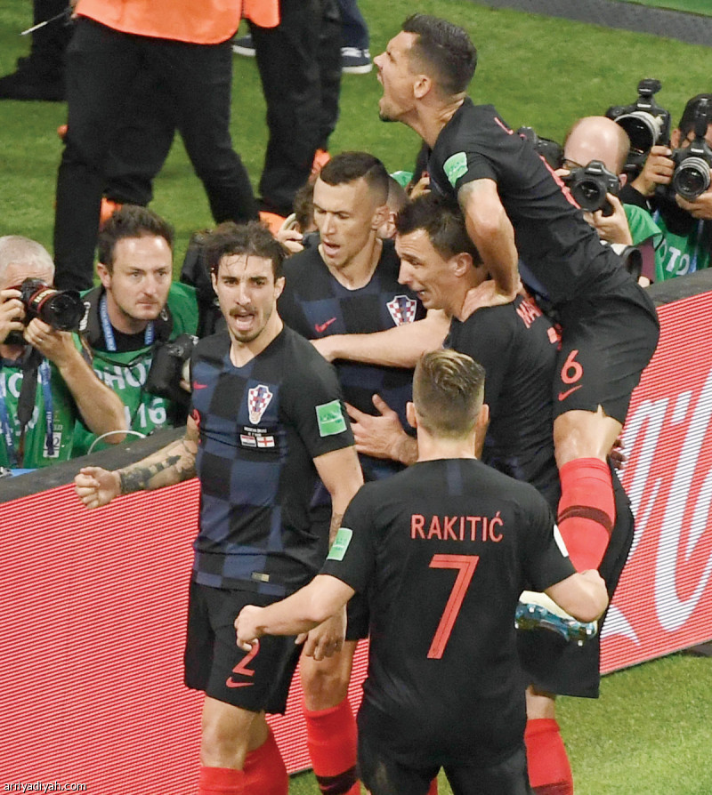 صورتان التقطتا أمس.. الأولى للاعبي المنتخب الكرواتي يحتفلون بالهدف الثاني في مرمى إنجلترا.. وفي الثانية الجماهير الكرواتية في زغرب سعيدة بوصول منتخب بلادها إلى نهائي كأس العالم بعد الفوز على إنجلترا بهدفين مقابل هدف (الفرنسية ورويترز)