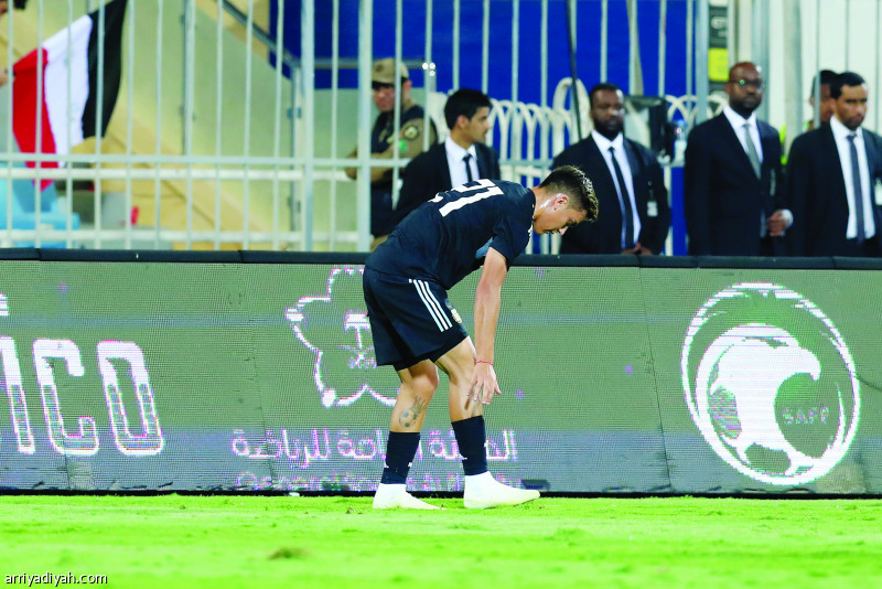 صور التقطت أمس للأرجنتيني ديبالا يحاول تغطية العشب الطبيعي