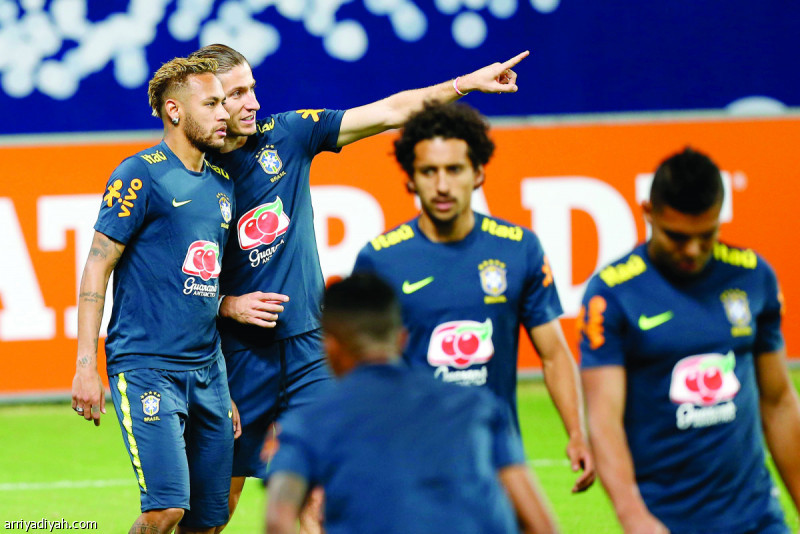 قمة سعودية برازيلية تحتضنها مدينة الرياض.. اليوم تتجدد الإثارة في بطولة الدورة الرباعية حينما يلتقي المنتخب السعودي نظيره البرازيلي على ملعب جامعة الملك سعود في ثاني مباريات البطولة.. أجواء الإثارة في المنافسات ترتفع.. الصقور الخضر يعلنون الجاهزية وسط تأهب برازيلي.. وفي الصورتين اللتين التقطتا أمس، يظهر في الأولى سالم الدوسري لاعب وسط المنتخب السعودي الأول لكرة القدم يداعب الكرة في الحصة التدريبيةـ فيما الثانية يظهر البرازيلي نيمار قائد السامبا يناقش زميله في المنتخب خلال التدريب تصوير: بدر الحمد وبشير صالح