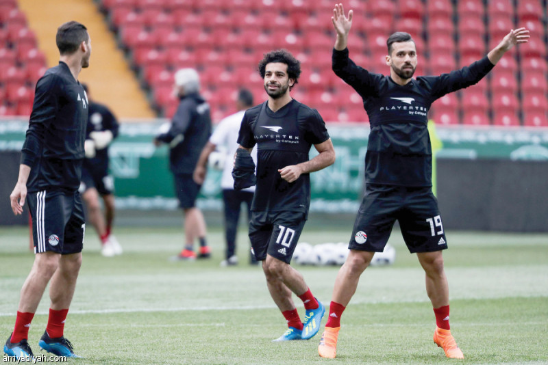 صورة التقطت أمس لمحمد صلاح لاعب منتخب مصر خلال التدريبات ويبدو عبدالله السعيد ينفذ تمارين لياقية (الفرنسية)