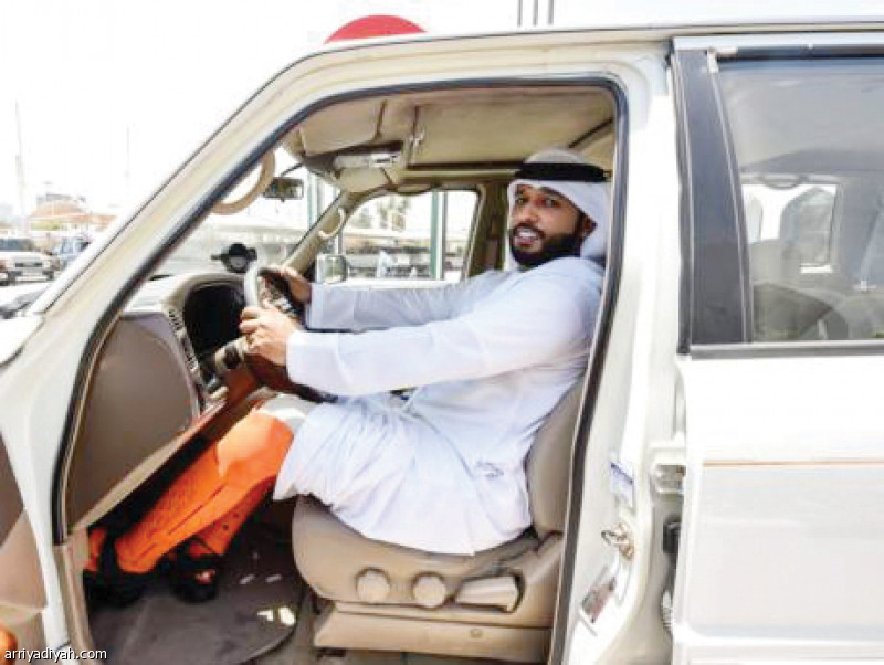 صورة التقطت للشاب الإماراتي داخل سيارته بعد تركيب ساقيه الجديدتين (جولف نيوز)