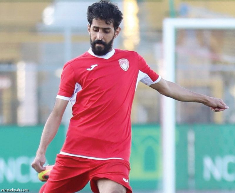 صورة التقطت لعلي العلياني لاعب ضمك يتهيأ لتسديد الكرة في مباراة سابقة (أرشيفية)