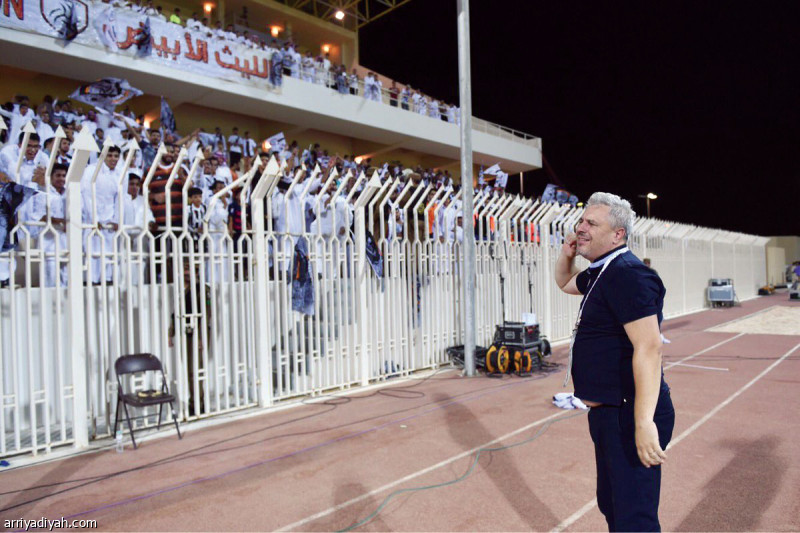 صورة التقطت أمس للروماني سوموديكا مدرب الشباب يستمع إلى هتاف الجماهير في محاولة منه إلى حثها على مساندة لاعبي فريقه (المركز الإعلامي ـ الشباب)