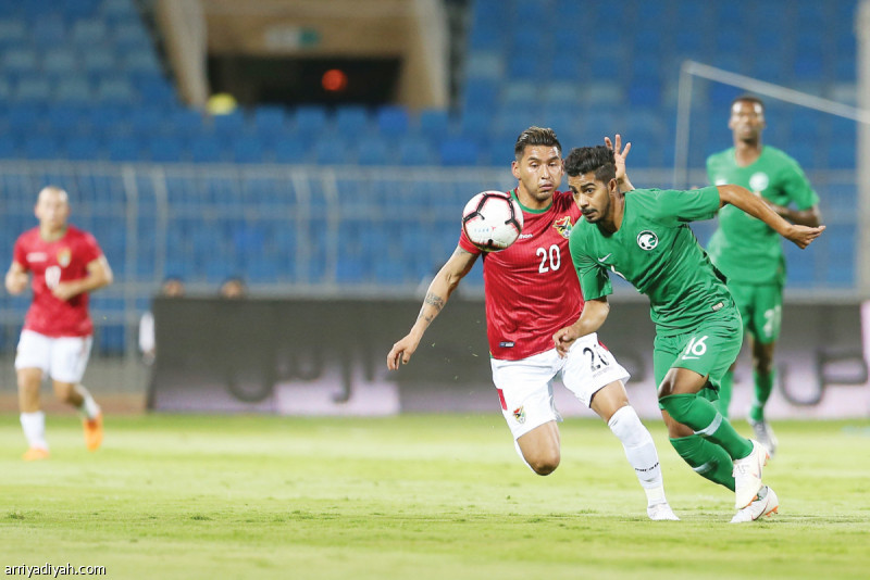 صورة التقطت أمس لحسين المقهوي لاعب المنتخب السعودي ينطلق بالكرة ومحاولة لإيقافه من أحد لاعبي المنتخب البوليفي تصوير: عبدالعزيز النومان