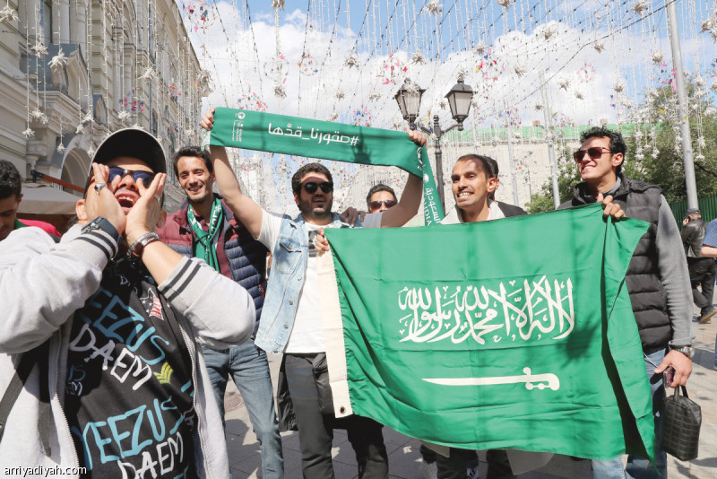 صور التقطت أمس من ساحة الكرملين في موسكو حيث وجدت الكثير من الجماهير السعودية تصوير: فهد المري