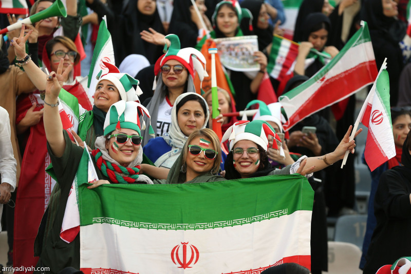 بعد تهديدات "فيفا".. الإيرانيات يحضرن في الملاعب