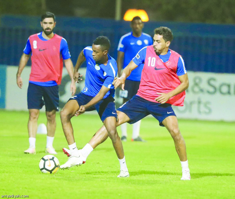 أخضع البرتغالي جورجي خيسوس مدرب فريق الهلال لاعبيه إلى تمارين لياقية وتكتيكية ضمن برنامج التحضيرات للموسم الرياضي الجديد.. وفي الصورة التي التقطت أمس يظهر البرازيلي إدواردو ومهند فلاتة يتنافسان على الكرة خلال المناورة فيما خربين يترقب الموقف (المركز الإعلامي ـ الهلال)
