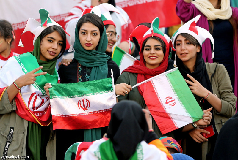 بعد تهديدات "فيفا".. الإيرانيات يحضرن في الملاعب