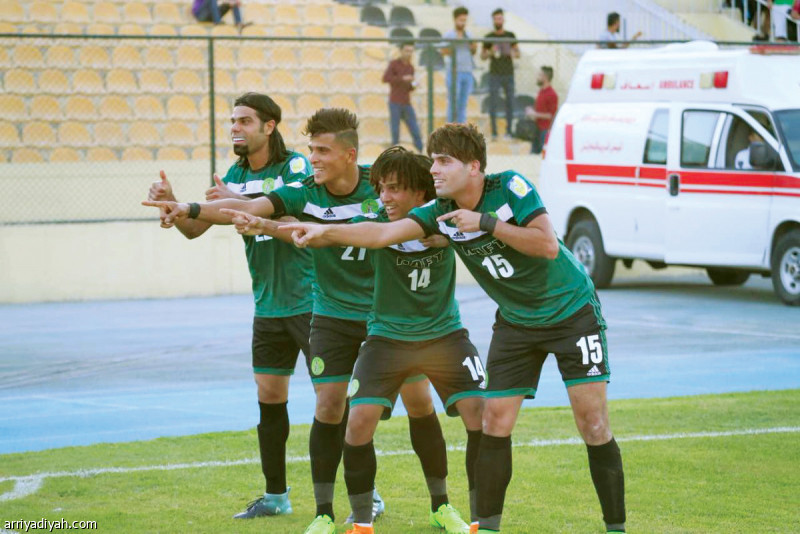 صورة التقطت أمس للاعبي النفط العراقي يحتفلون بهدفهم في مرمى الصفاقسي (المركز الإعلامي ـ عربي القدم)